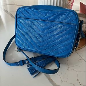 Reposhing beautiful Tory Burch Fleming, tropical blue color.